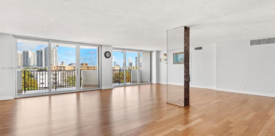 Condominio en North Miami Beach, Florida, 3 dormitorios  № 830088