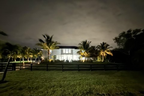 House in Loxahatchee Groves, Florida 6 bedrooms, 588.44 sq.m. № 1178427 - photo 1