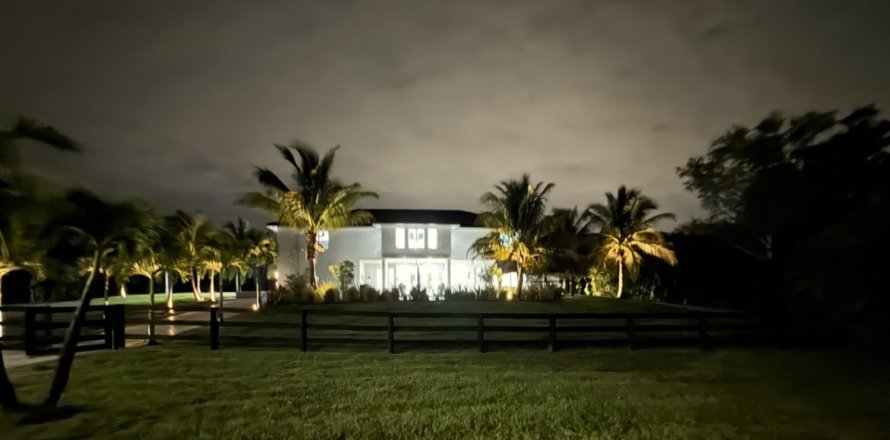House in Loxahatchee Groves, Florida 6 bedrooms, 588.44 sq.m. № 1178427