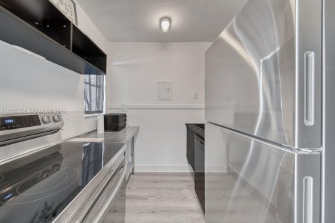 Снять в аренду кондоминиум в Майами-Бич, Флорида 1 спальня, 44.69м2, № 1989582 - фото 2