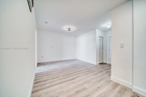 Снять в аренду кондоминиум в Майами-Бич, Флорида 1 спальня, 44.69м2, № 1989582 - фото 11