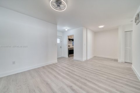 Снять в аренду кондоминиум в Майами-Бич, Флорида 1 спальня, 44.69м2, № 1989582 - фото 7