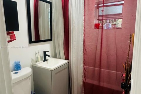 House in Opa-locka, Florida 3 bedrooms, 92.81 sq.m. № 1944872 - photo 24