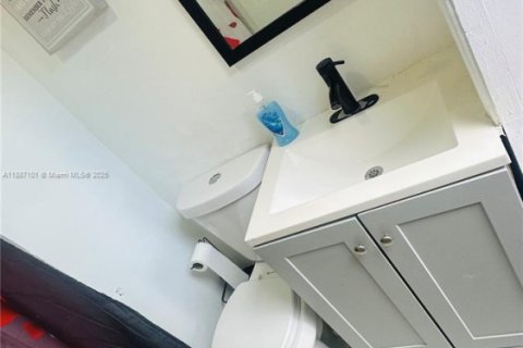 House in Opa-locka, Florida 3 bedrooms, 92.81 sq.m. № 1944872 - photo 19