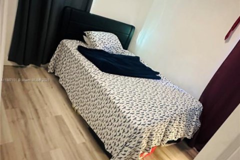 House in Opa-locka, Florida 3 bedrooms, 92.81 sq.m. № 1944872 - photo 21