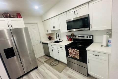 House in Opa-locka, Florida 3 bedrooms, 92.81 sq.m. № 1944872 - photo 16