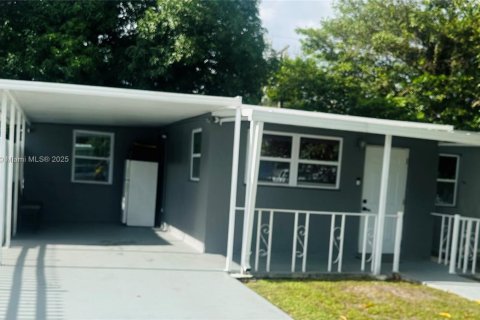 House in Opa-locka, Florida 3 bedrooms, 92.81 sq.m. № 1944872 - photo 1