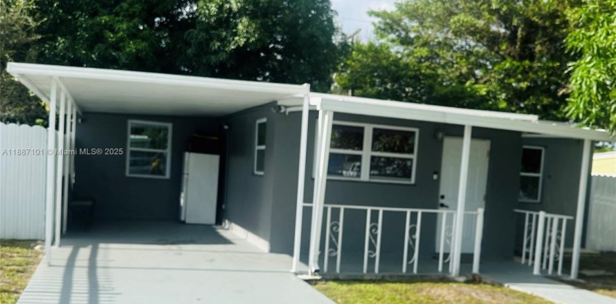 House in Opa-locka, Florida 3 bedrooms, 92.81 sq.m. № 1944872