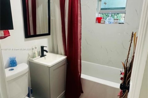 House in Opa-locka, Florida 3 bedrooms, 92.81 sq.m. № 1944872 - photo 25