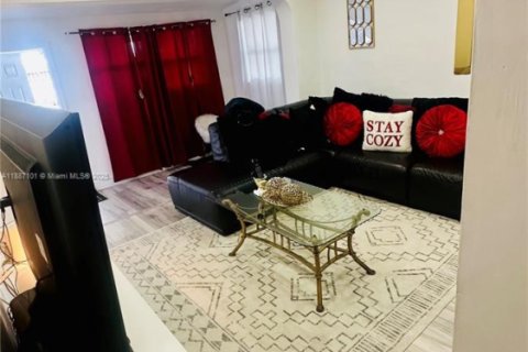 House in Opa-locka, Florida 3 bedrooms, 92.81 sq.m. № 1944872 - photo 12