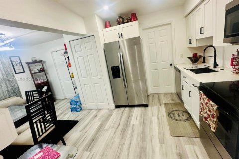 House in Opa-locka, Florida 3 bedrooms, 92.81 sq.m. № 1944872 - photo 14