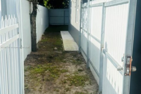 House in Opa-locka, Florida 3 bedrooms, 92.81 sq.m. № 1944872 - photo 4