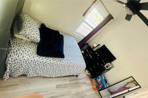 House in Opa-locka, Florida 3 bedrooms, 92.81 sq.m. № 1944872 - photo 20