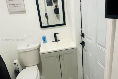 House in Opa-locka, Florida 3 bedrooms, 92.81 sq.m. № 1944872 - photo 18