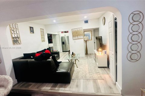 House in Opa-locka, Florida 3 bedrooms, 92.81 sq.m. № 1944872 - photo 13