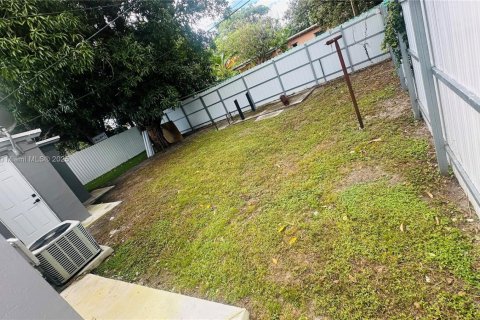 House in Opa-locka, Florida 3 bedrooms, 92.81 sq.m. № 1944872 - photo 8