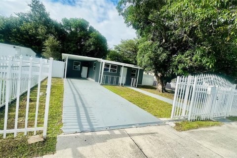 House in Opa-locka, Florida 3 bedrooms, 92.81 sq.m. № 1944872 - photo 2