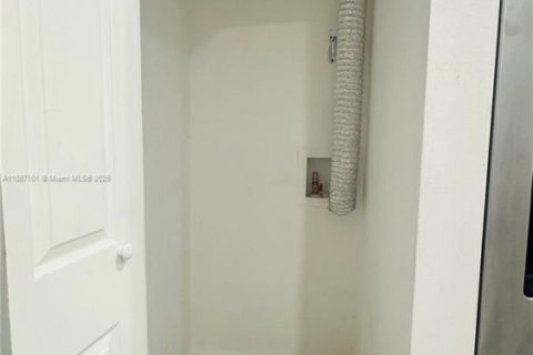 House in Opa-locka, Florida 3 bedrooms, 92.81 sq.m. № 1944872 - photo 30