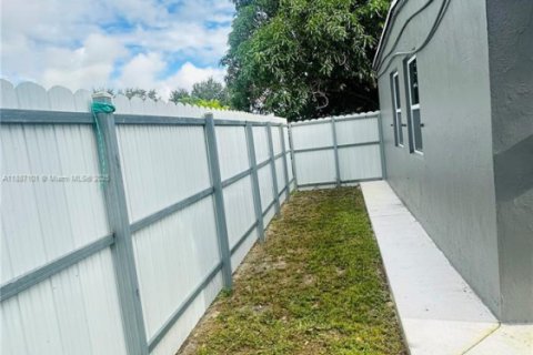 House in Opa-locka, Florida 3 bedrooms, 92.81 sq.m. № 1944872 - photo 6