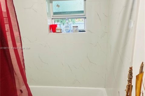 House in Opa-locka, Florida 3 bedrooms, 92.81 sq.m. № 1944872 - photo 26