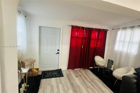 House in Opa-locka, Florida 3 bedrooms, 92.81 sq.m. № 1944872 - photo 10