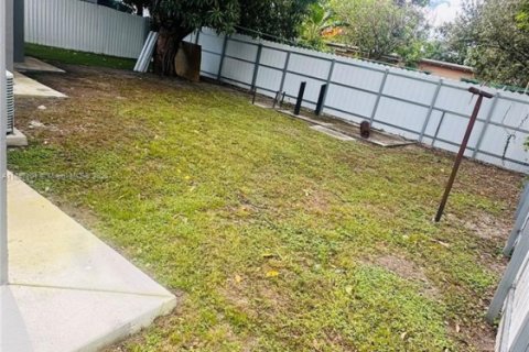 House in Opa-locka, Florida 3 bedrooms, 92.81 sq.m. № 1944872 - photo 7