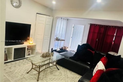 House in Opa-locka, Florida 3 bedrooms, 92.81 sq.m. № 1944872 - photo 11