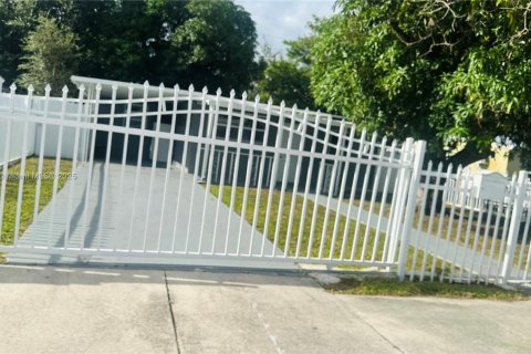 House in Opa-locka, Florida 3 bedrooms, 92.81 sq.m. № 1944872 - photo 3