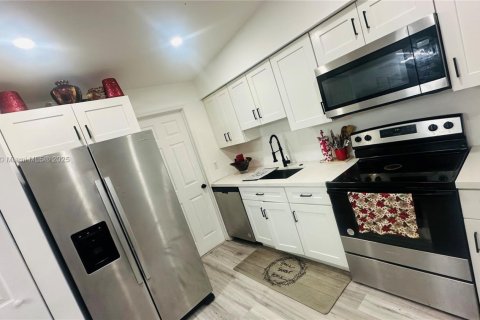 House in Opa-locka, Florida 3 bedrooms, 92.81 sq.m. № 1944872 - photo 15