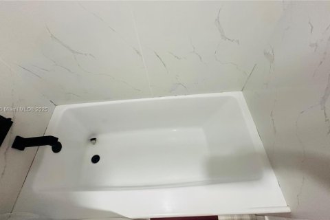 House in Opa-locka, Florida 3 bedrooms, 92.81 sq.m. № 1944872 - photo 27