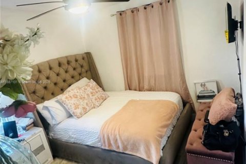 House in Opa-locka, Florida 3 bedrooms, 92.81 sq.m. № 1944872 - photo 22