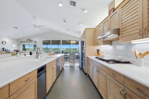 House in Englewood, Florida 4 bedrooms, 316.8 sq.m. № 2259220 - photo 17