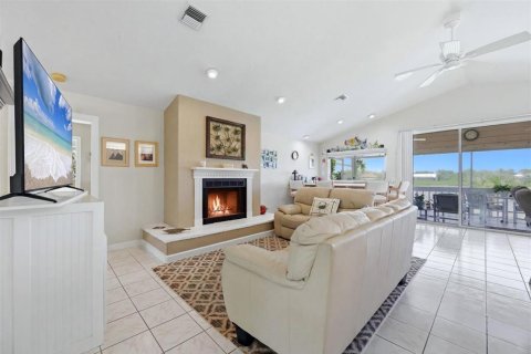 House in Englewood, Florida 4 bedrooms, 316.8 sq.m. № 2259220 - photo 9
