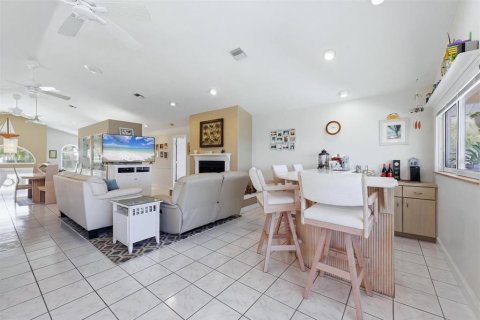 House in Englewood, Florida 4 bedrooms, 316.8 sq.m. № 2259220 - photo 7