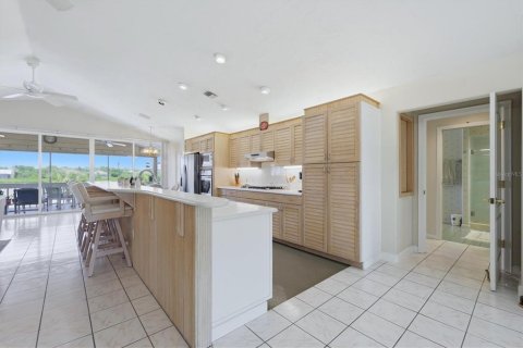 House in Englewood, Florida 4 bedrooms, 316.8 sq.m. № 2259220 - photo 16