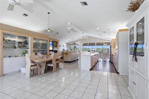 House in Englewood, Florida 4 bedrooms, 316.8 sq.m. № 2259220 - photo 11