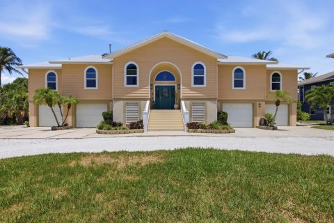 House in Englewood, Florida 4 bedrooms, 316.8 sq.m. № 2259220 - photo 2
