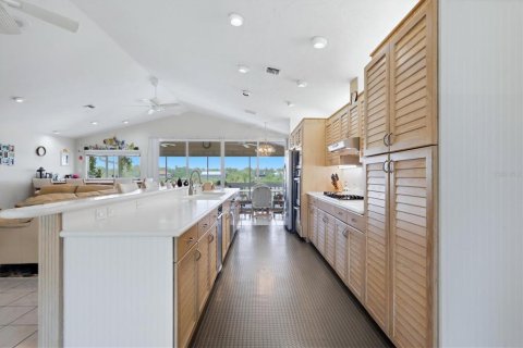 House in Englewood, Florida 4 bedrooms, 316.8 sq.m. № 2259220 - photo 15