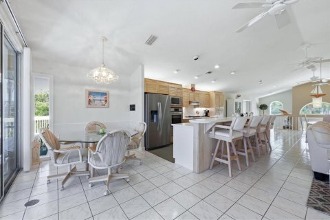 House in Englewood, Florida 4 bedrooms, 316.8 sq.m. № 2259220 - photo 12