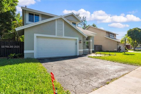 Купить виллу или дом в Санрайз, Флорида 4 спальни, 174.1м2, № 1987731 - фото 1