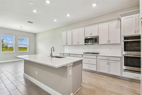 Casa en venta en Zephyrhills, Florida, 5 dormitorios, 319.58 m2 № 1904928 - foto 4
