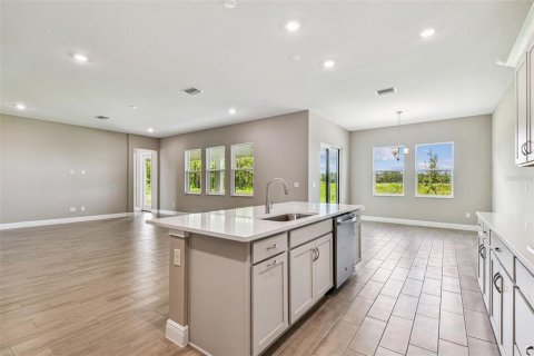 Casa en venta en Zephyrhills, Florida, 5 dormitorios, 319.58 m2 № 1904928 - foto 5