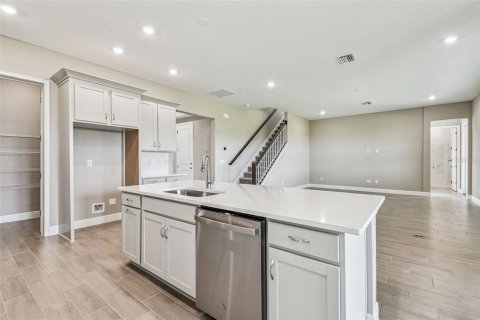 Casa en venta en Zephyrhills, Florida, 5 dormitorios, 319.58 m2 № 1904928 - foto 6