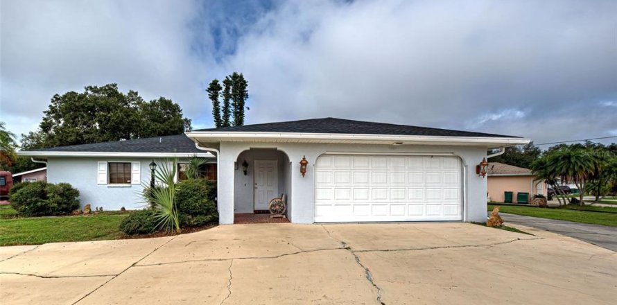 Casa en Port Charlotte, Florida 3 dormitorios, 162.11 m2 № 2210425
