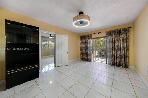 Villa ou maison à vendre à Miami, Floride: 3 chambres № 2075732 - photo 8