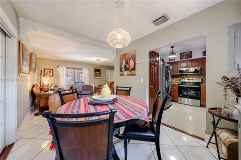 Villa ou maison à vendre à Miami, Floride: 3 chambres № 2075732 - photo 9