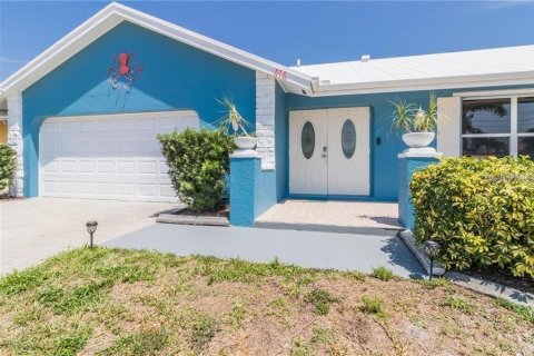 House in Punta Gorda, Florida 3 bedrooms, 151.06 sq.m. № 2238827 - photo 9