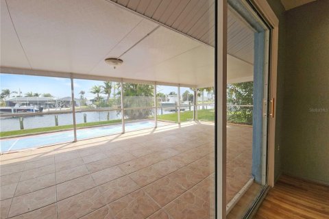 House in Punta Gorda, Florida 3 bedrooms, 151.06 sq.m. № 2238827 - photo 18