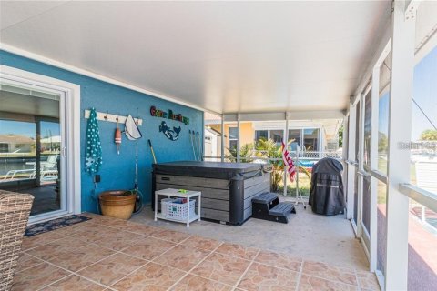 House in Punta Gorda, Florida 3 bedrooms, 151.06 sq.m. № 2238827 - photo 7
