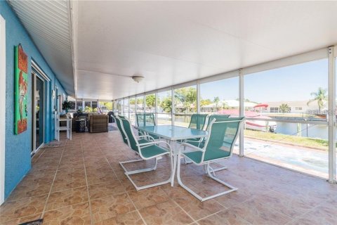 House in Punta Gorda, Florida 3 bedrooms, 151.06 sq.m. № 2238827 - photo 5